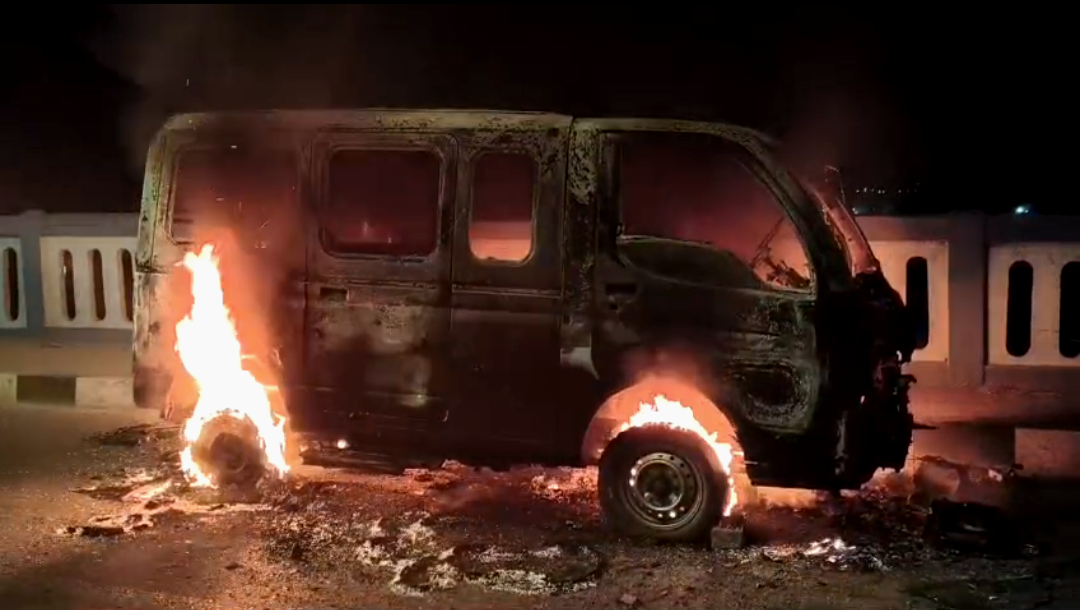 কল্যাণী সেতুতে গাড়িতে ভয়াবহ আগুন , কোনক্রমে রক্ষা পেল যাত্রীরা