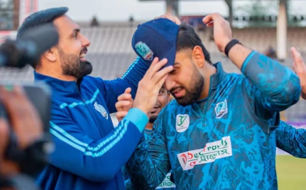 বাইশ গজে বাবা-ছেলের রাজত্ব , হাসানের সঙ্গে অর্ধ শতরানের অংশীদারিত্ব নবির