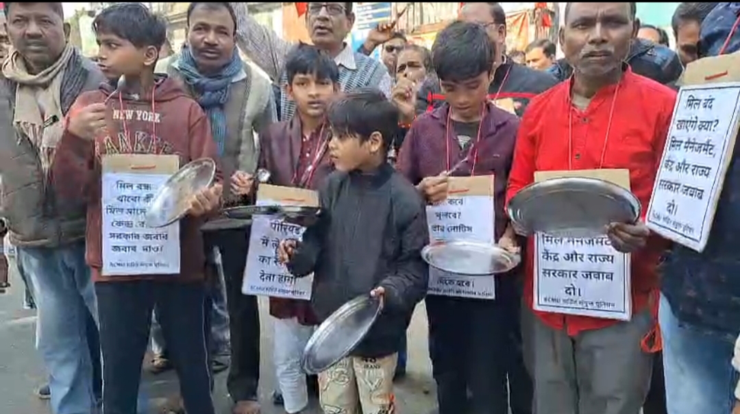 হুঁশ নেই সরকার-প্রশাসনের , খিদের জ্বালায় বন্ধ জুটমিলের সামনে থালা বাজাচ্ছে প্রায় ৪ হাজার শ্রমিকের পরিবার