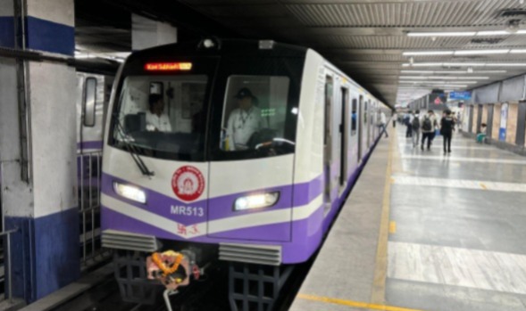 সাতসকালে ব্লু লাইনে মেট্রো বিভ্রাট, চরম ভোগান্তি যাত্রীদের