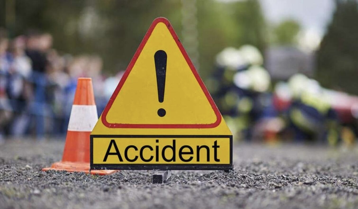 তপসিয়ায় বাস উল্টে ভয়াবহ দুর্ঘটনা, গুরুতর আহত ১২