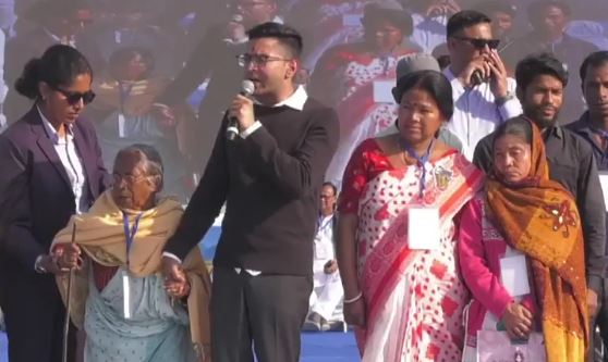 বারুইপুরের পর কোচবিহারেও মৃত ভোটার বিতর্ক , সভা থেকে কমিশনকে তোপ অভিষেকের