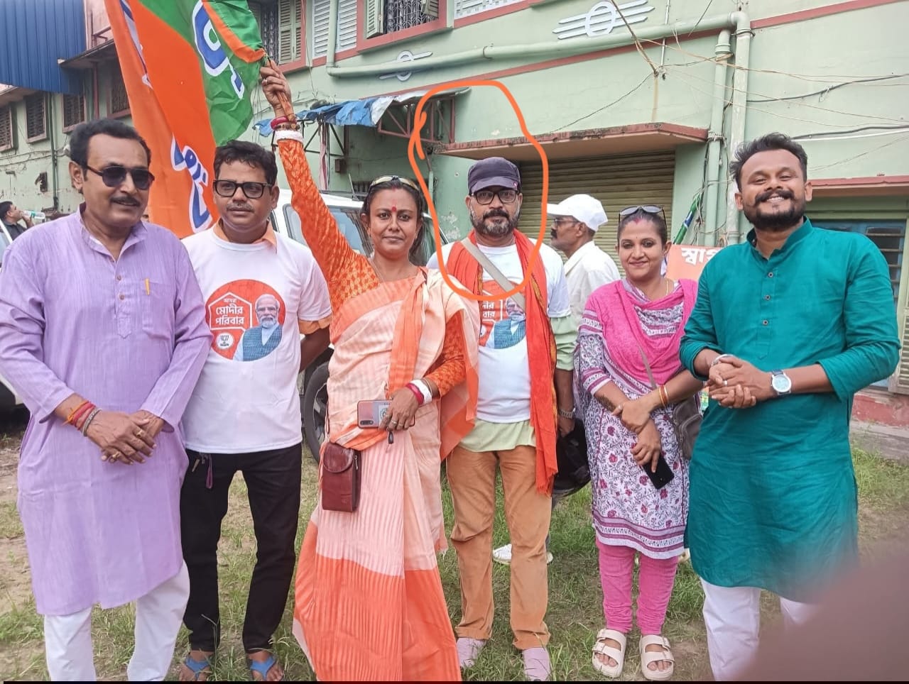 জুয়ার আসর বসিয়ে মানুষকে এলাকার মানুষকে সর্বশান্ত করার চেষ্টা , হাতেনাতে পাকড়াও বিজেপি নেতার কীর্তি