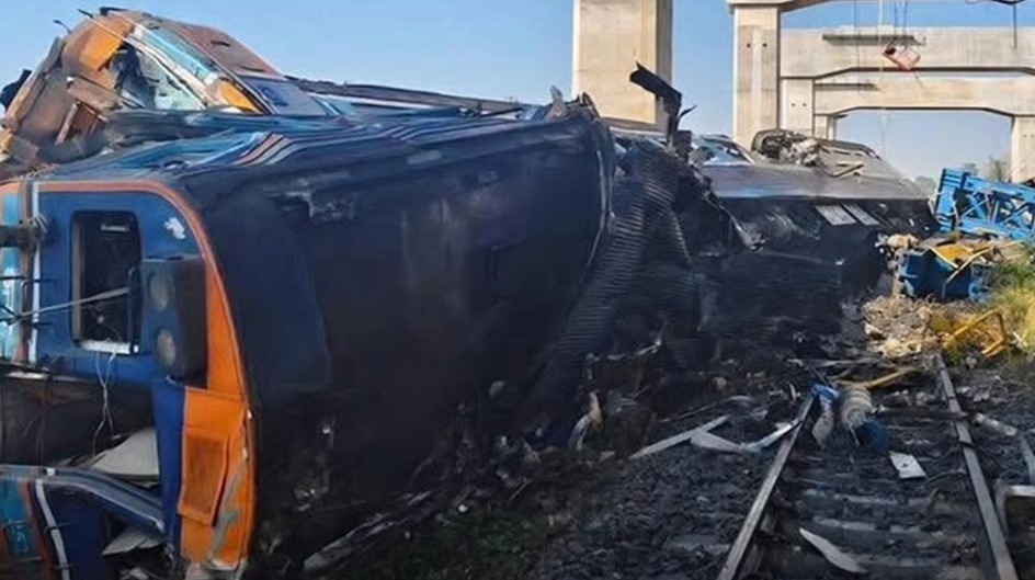 সাতসকালে ভয়াবহ দুর্ঘটনা, চলন্ত ট্রেনের ওপর ভেঙে পড়ল ক্রেন, মৃত ২২