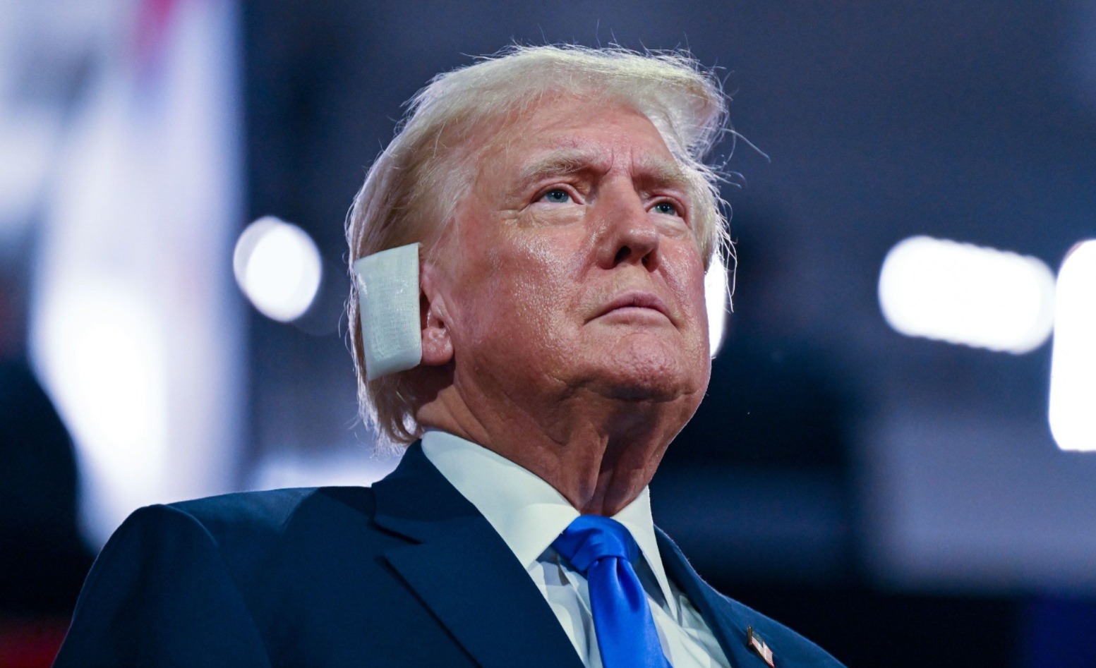 মিশিগানের কারখানায় ট্রাম্প বিরোধী বিক্ষোভ, মধ্যমা দেখালেন মার্কিন প্রেসিডেন্ট